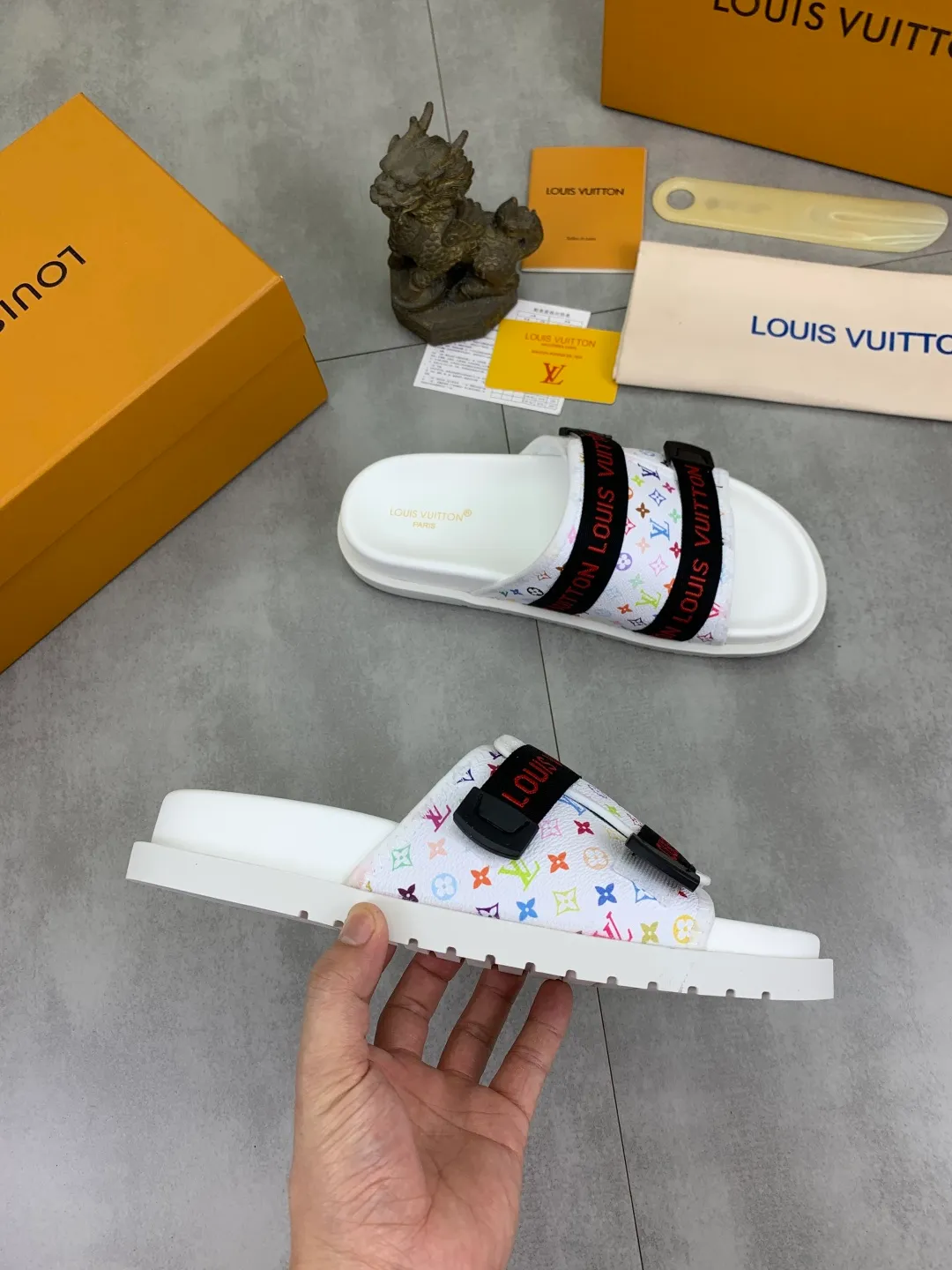 Men's shoes 💰P320💰【New style】🆘 Original quality 【LOUIS VUITTON】The popular Louis Vuitton LV men's slippers on the official website are on sale simultaneously! Original fabric imported from Italy, original factory special supply, code number: 38-44 (45 customized), many colors available